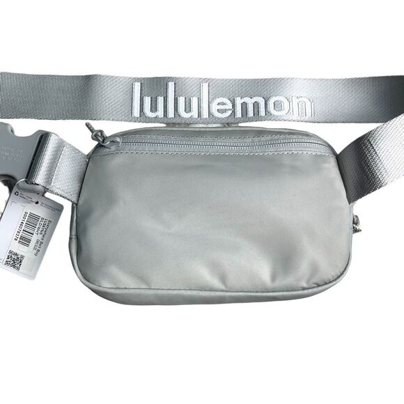 NEW! Hands-Free Lululemon 1L Belt Bag in Silver Drop & White (NWT) - Picture 12 of 16